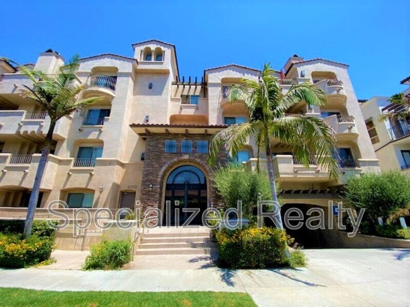 North Hollywood Apartment: 10921 Whipple Street