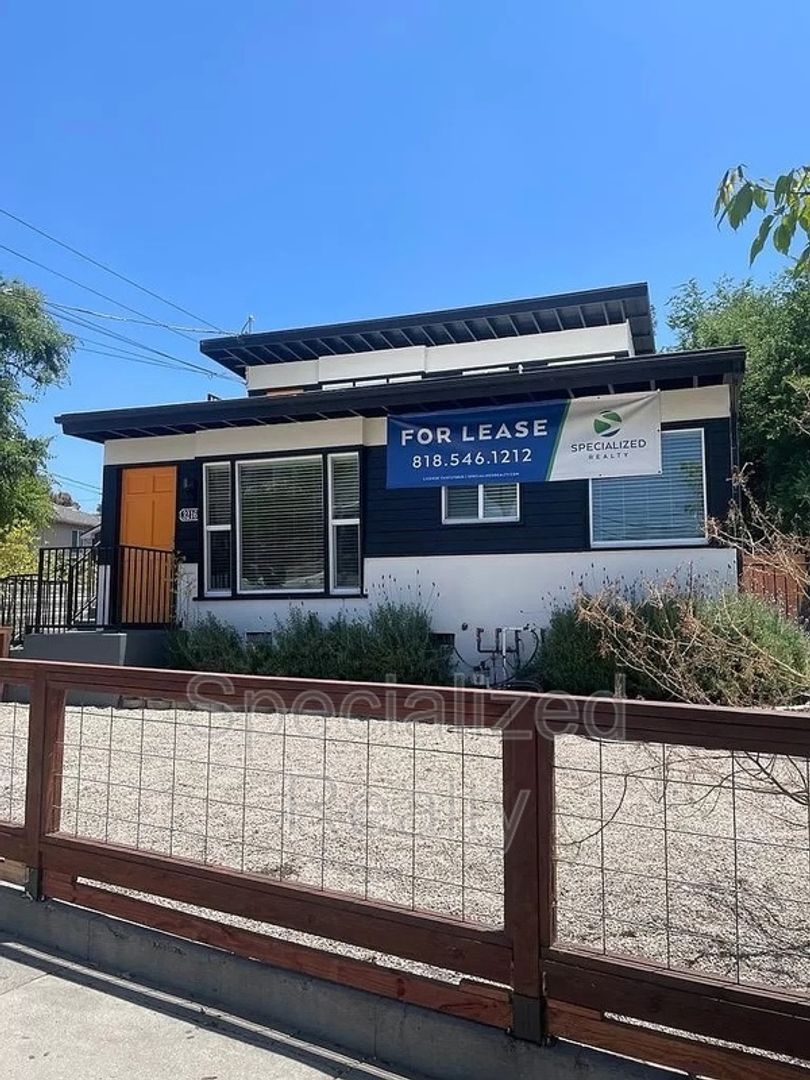 Los Angeles Apartment: 3216 Division Street