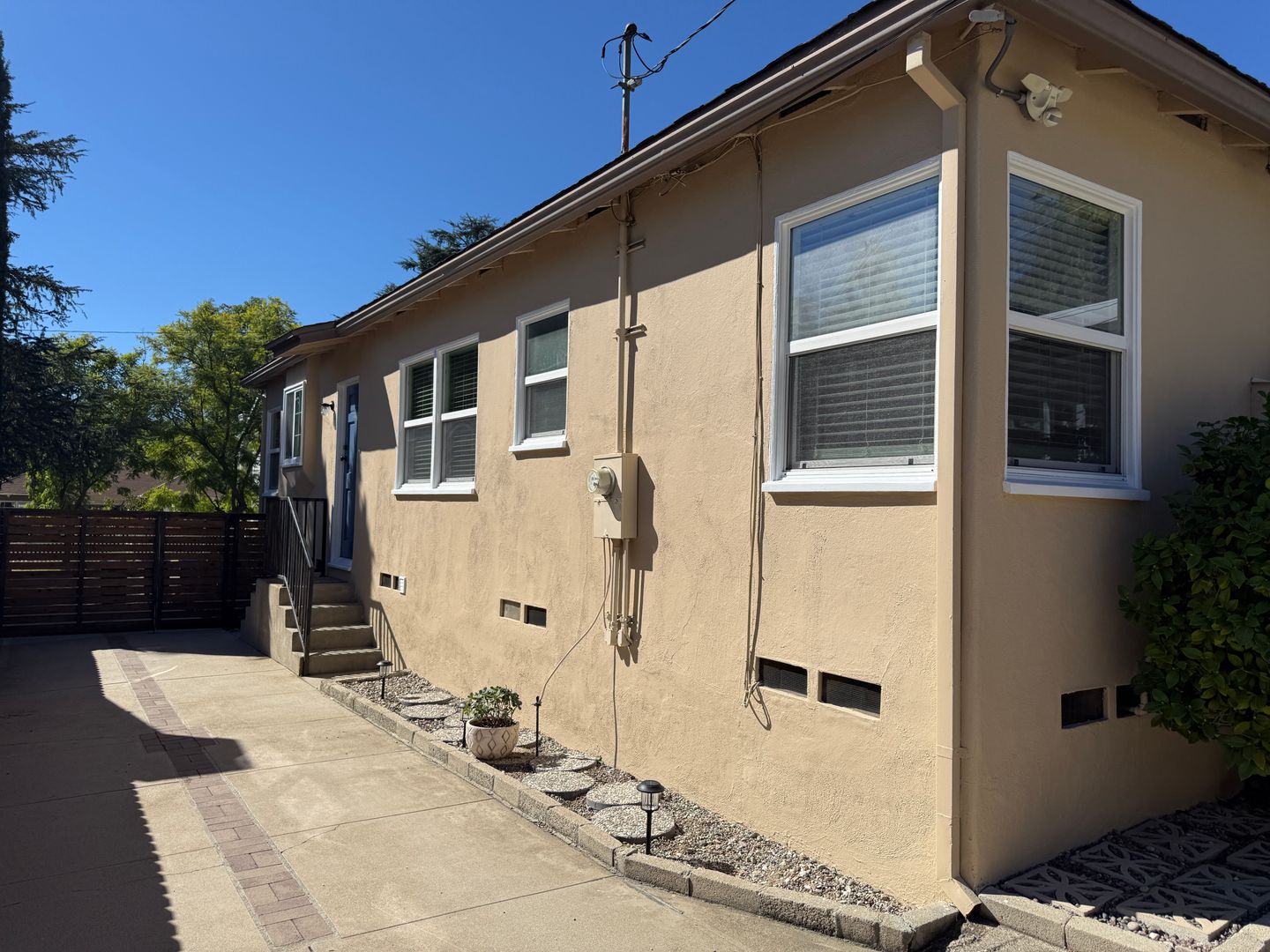 Montrose House: 2219 Waltonia Dr.