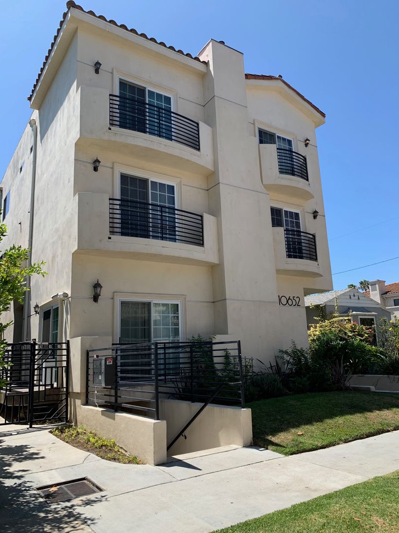 Toluca Lake Apartment: 10652 Bloomfield St. Units 1-4