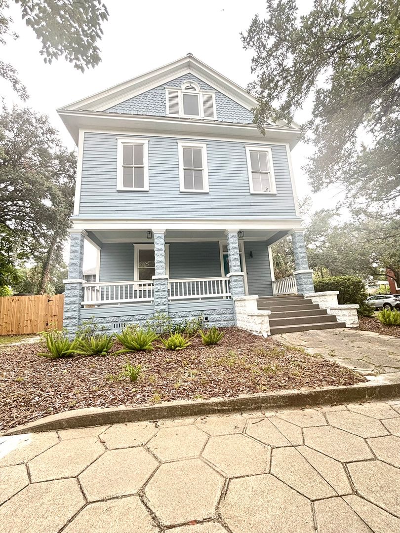 Jacksonville House: 304 E. 5th St