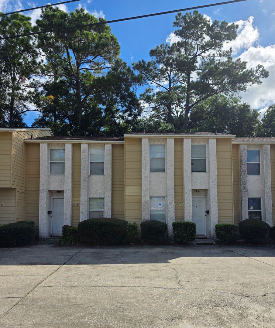 Jacksonville Apartment: 4641-4649 Barnes Rd S