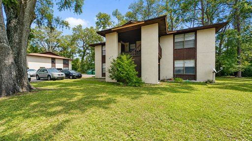 Beautiful Upstairs 2 bedroom 1 1/2 bath Apartment in Orange Park.!
