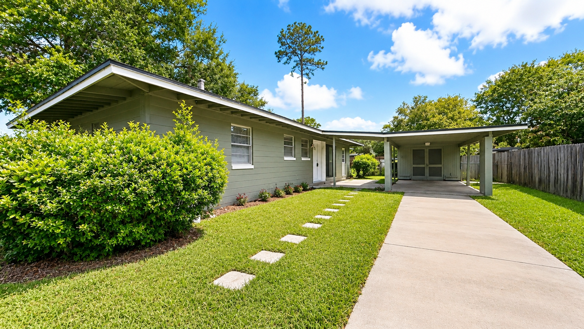 Jacksonville House: 7104 Waikiki Rd