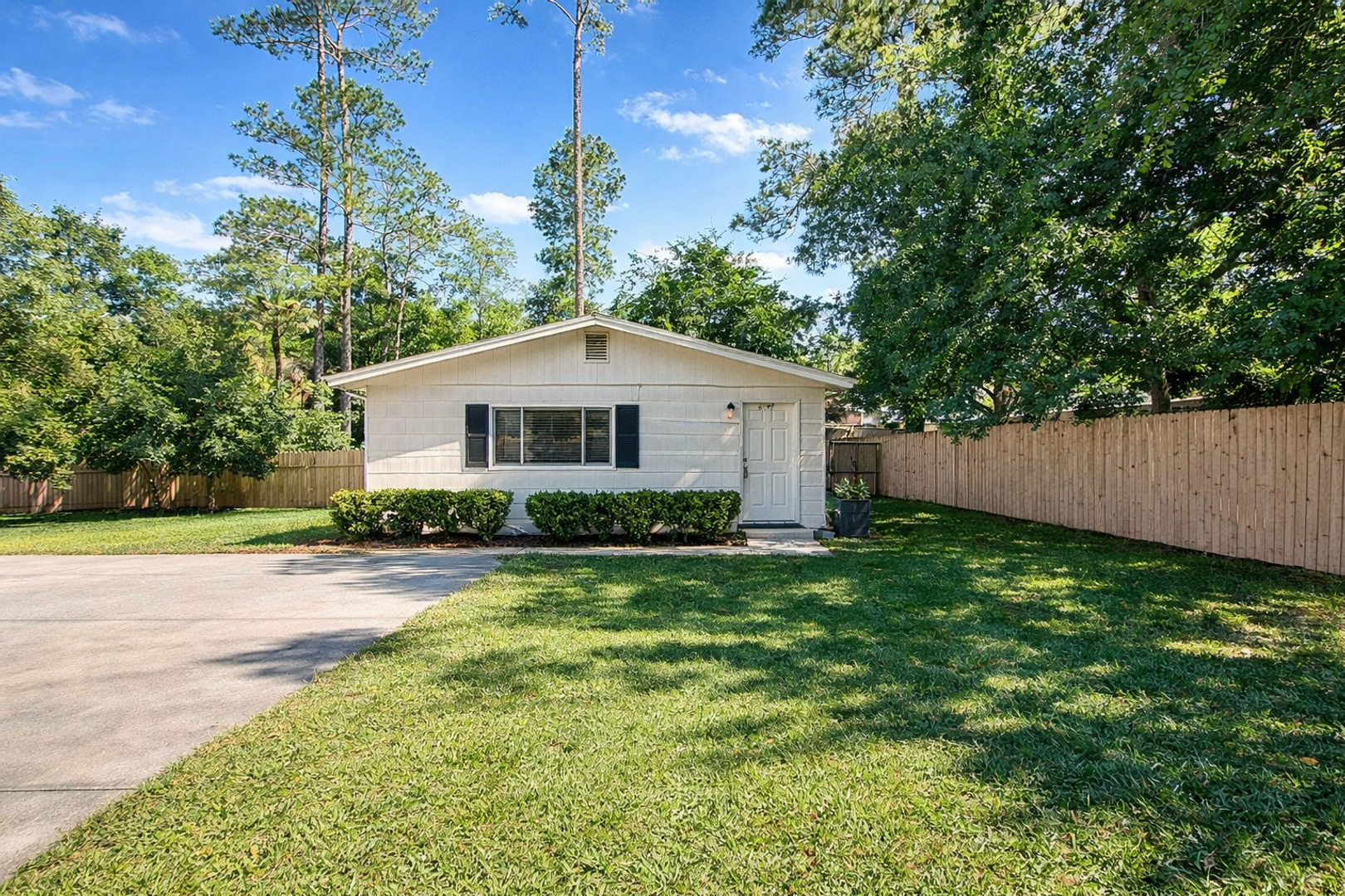 Jacksonville House: 5709 Sue Ln.