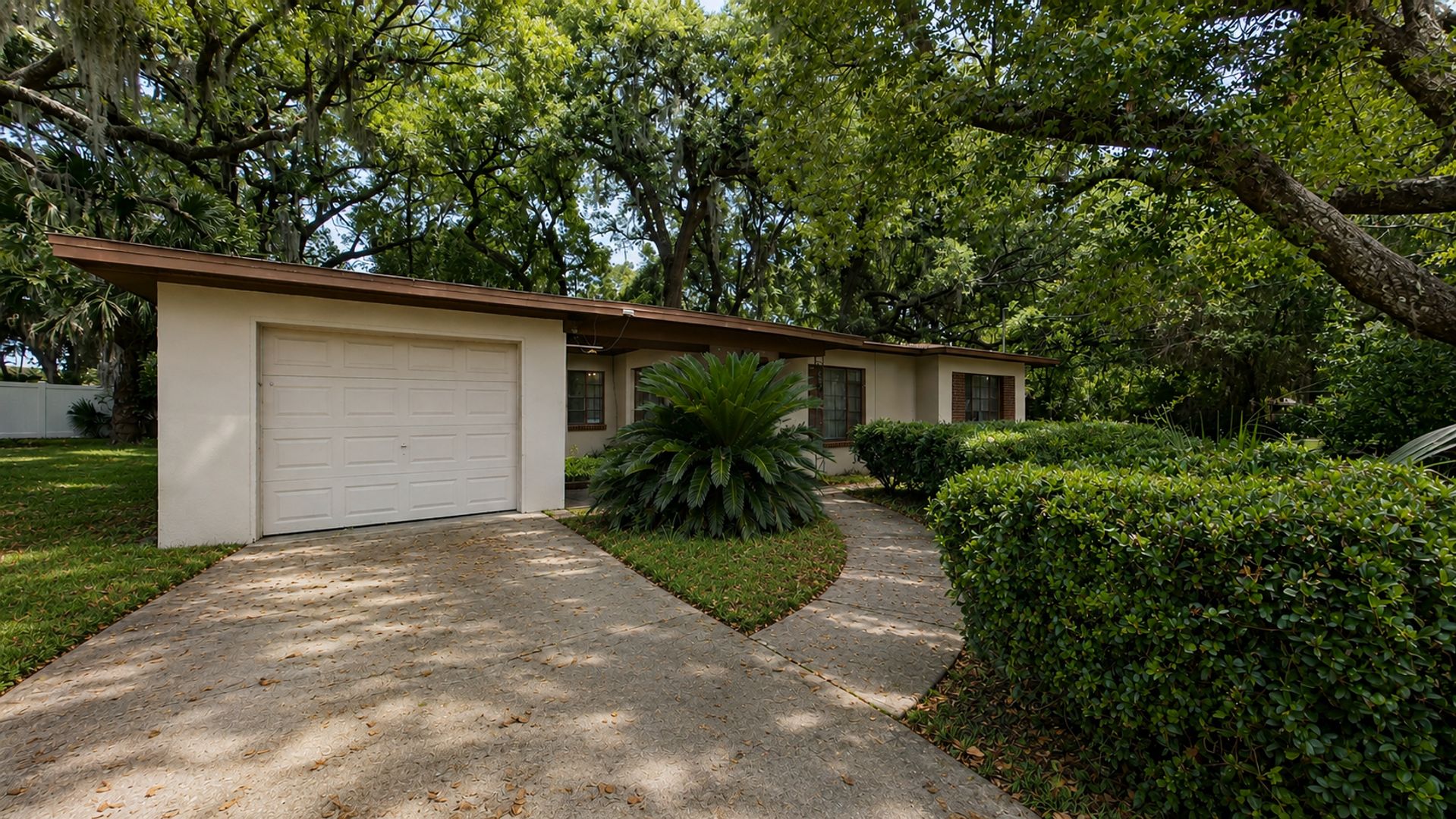 Jacksonville House: 607 Garden Cliff Court