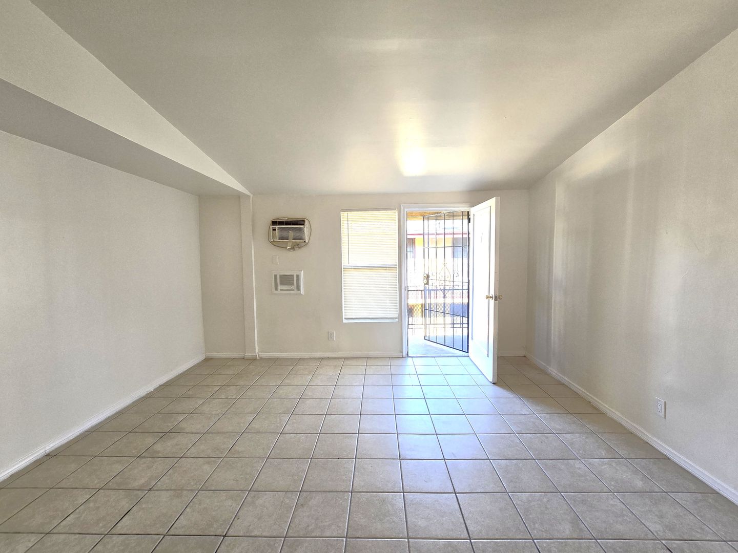 Van Nuys Apartment: 14118-14122 Calvert Street