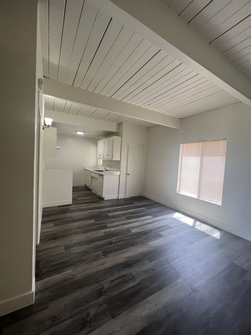 Van Nuys Apartment: 15201 Victory Boulevard