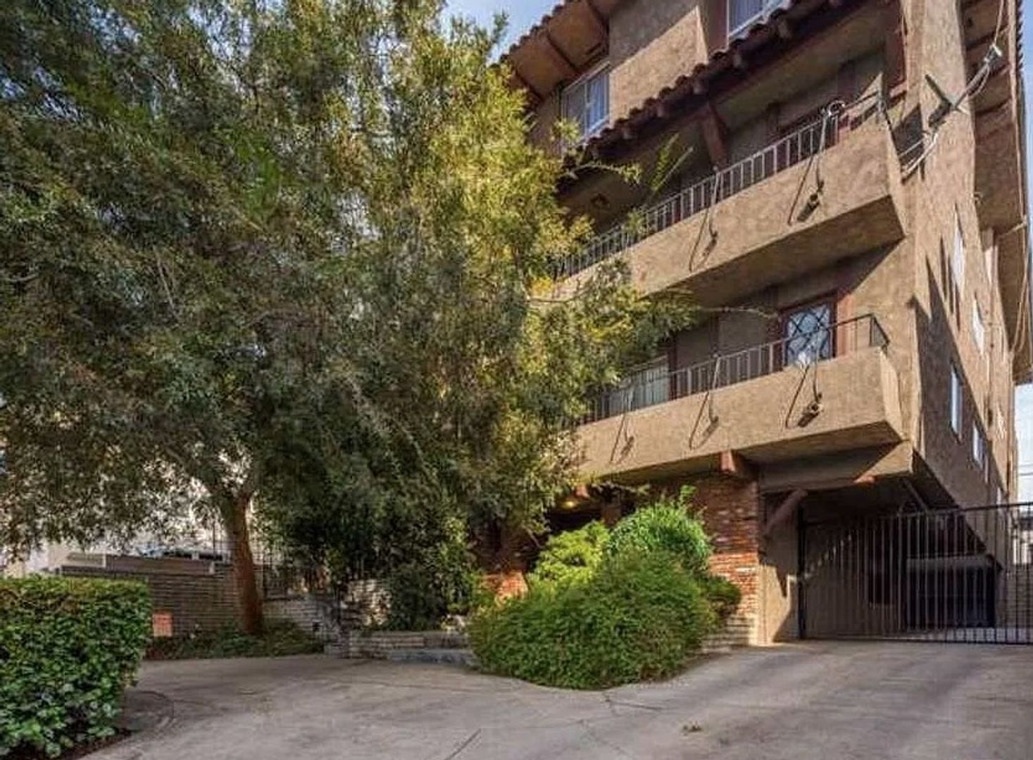 Los Angeles Apartment: 1224 S. Barrington Avenue