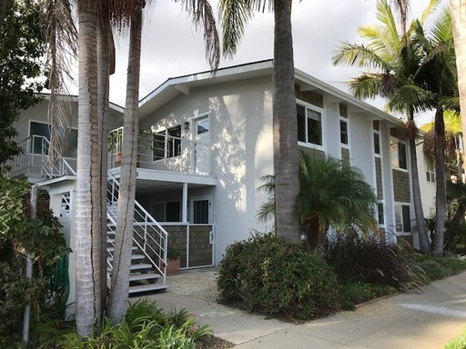 Charming 2/1 bright upstairs apartment – photo 1