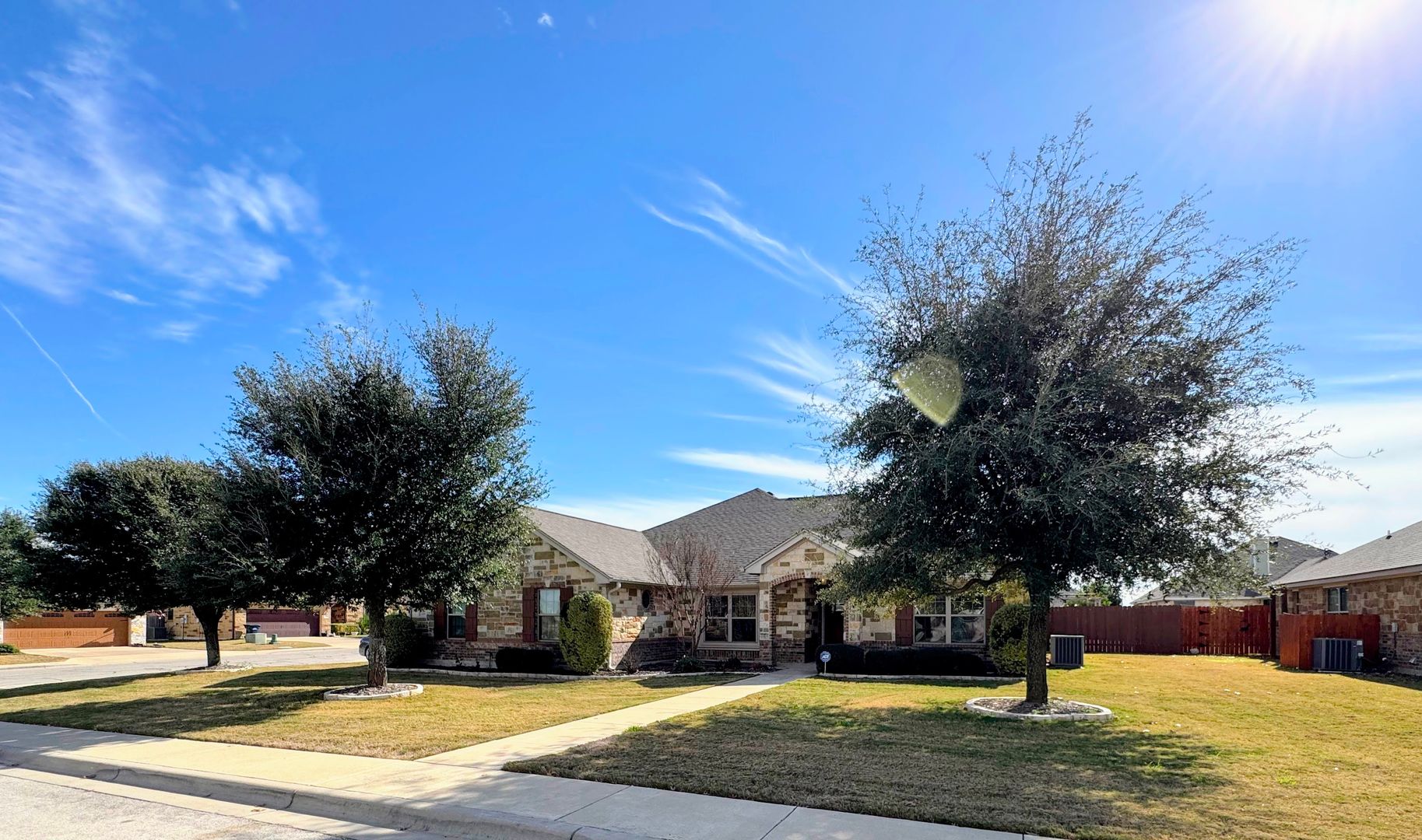 Jarrell House: 220 Derek Lane