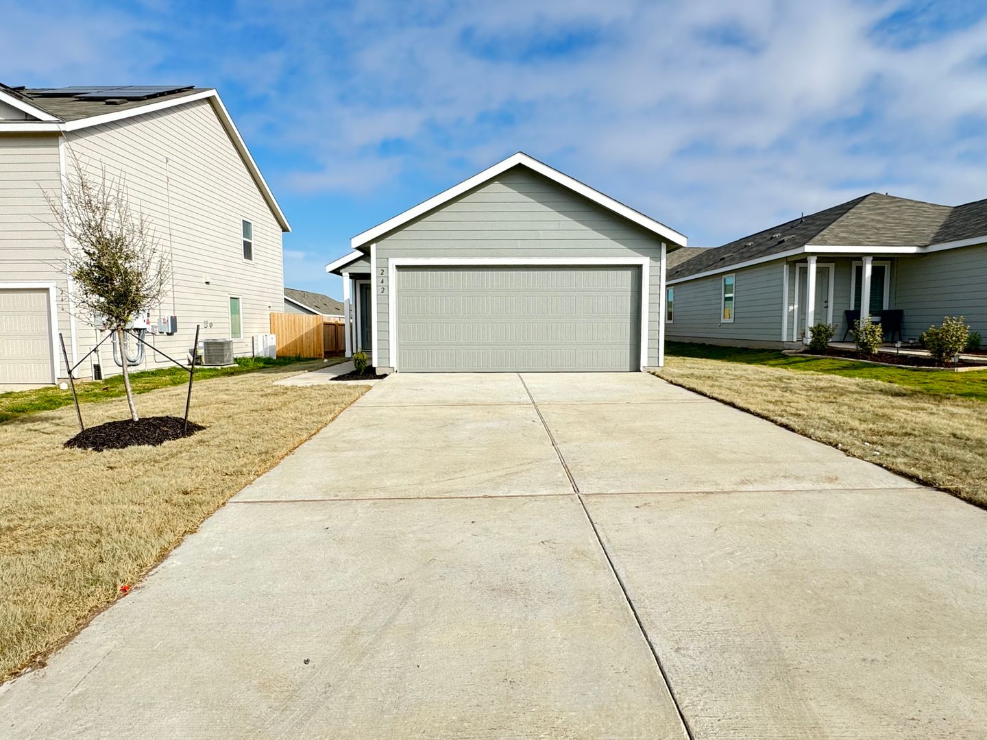 Jarrell House: 242 Kings Row Ln