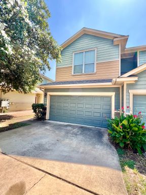 Austin 4 bedroom, 2.5 bath duplex for lease – photo 1