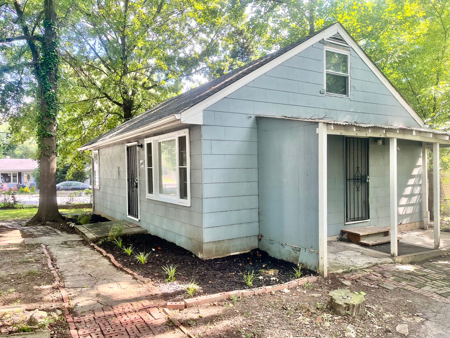 Saint Louis House: 202 Manning Ave