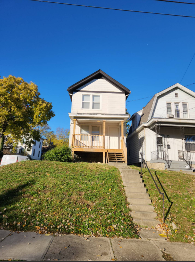 Cincinnati House: 1261 Beech Ave