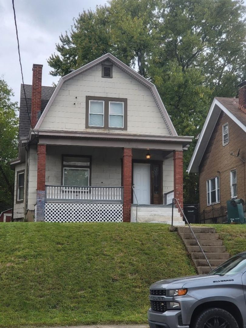 Cincinnati House: 929 Seton Ave