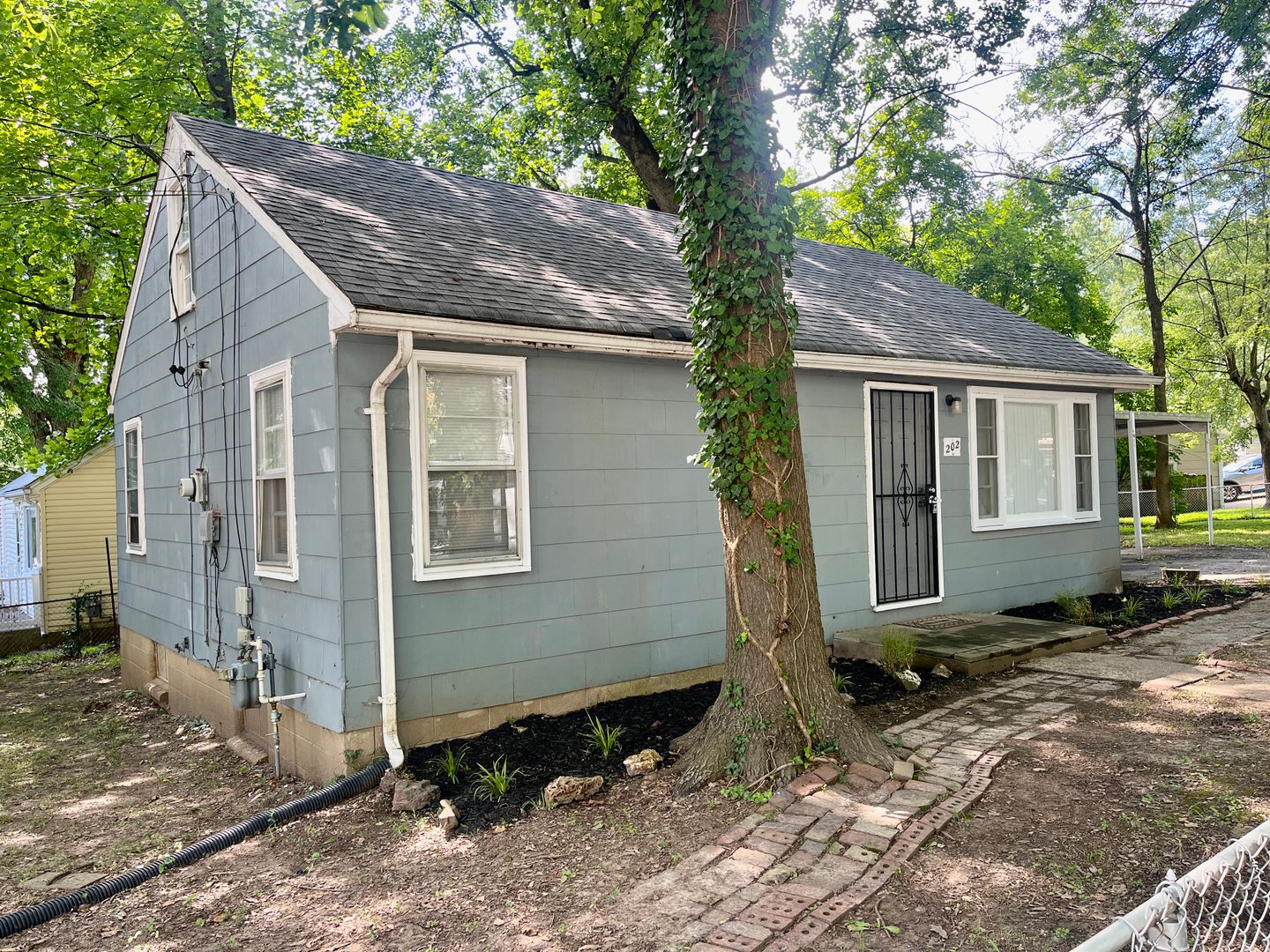 Saint Louis House: 202 Manning Ave