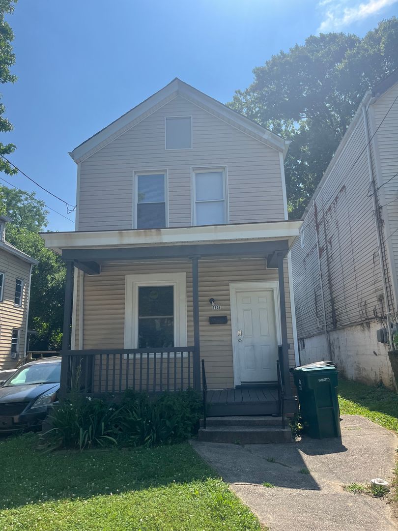 Cincinnati House: 1634 Dewey Ave