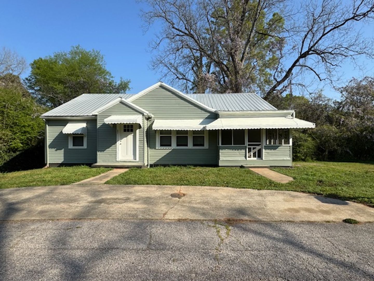 West Point House: 505 East 5th Street