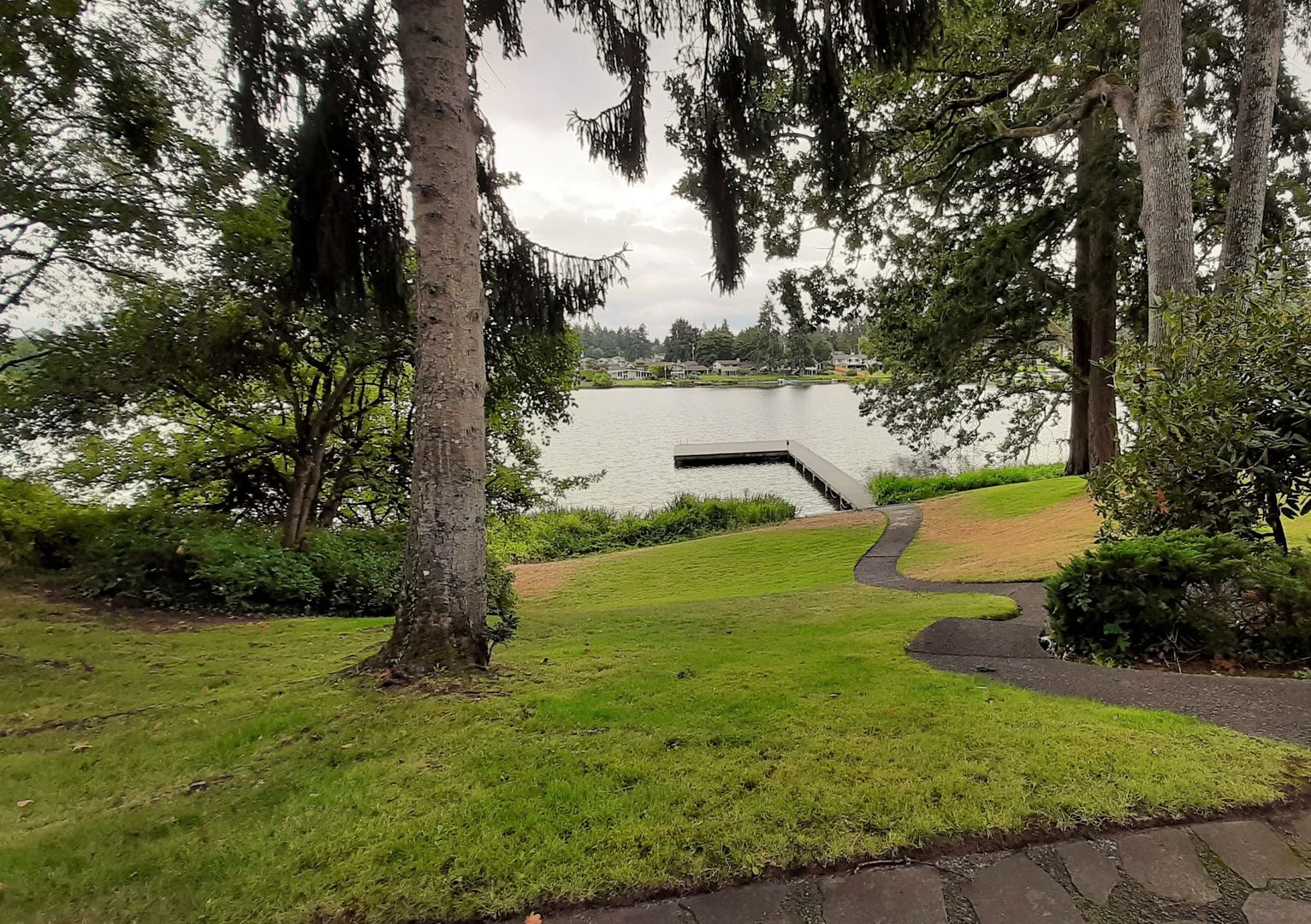 Lakewood House: 8866 Edgewater Drive