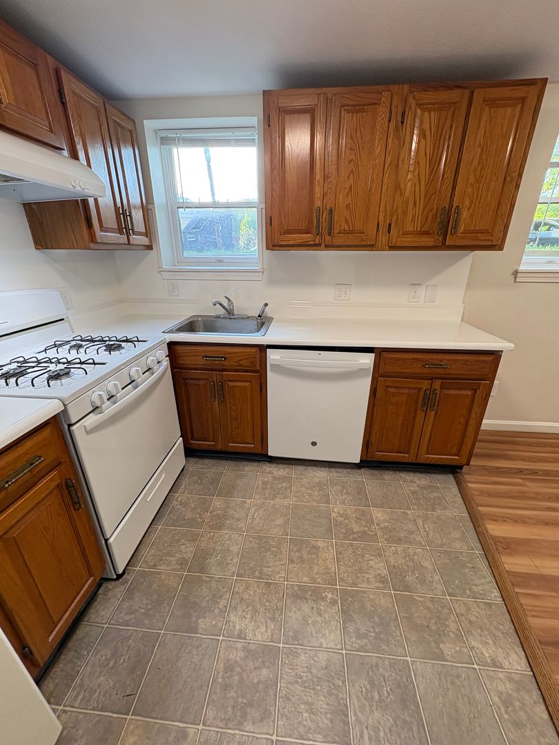 Beverly Apartment: 72 Cabot Street