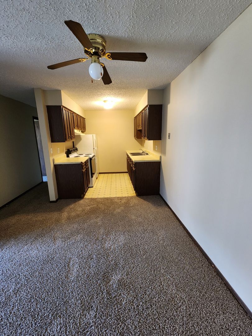 Cedar Rapids Apartment: 1630-1660 F Ave NW