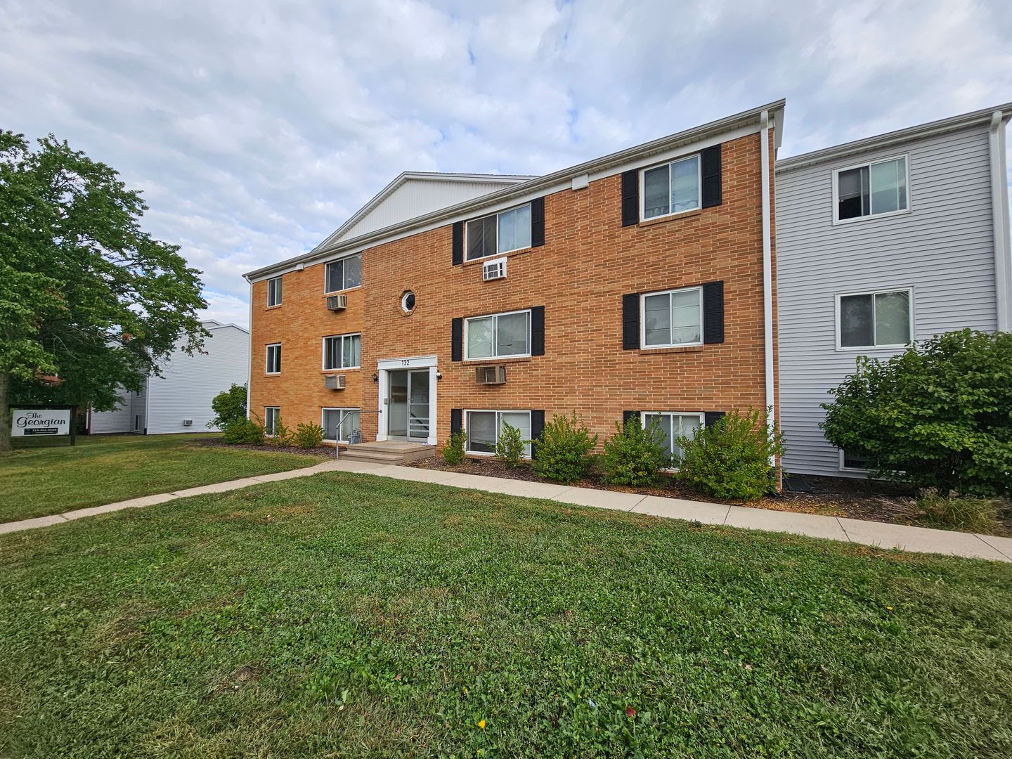 Cedar Rapids Apartment: 132 20th Avenue SW