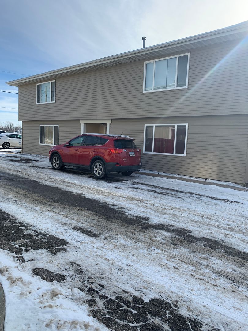 Hiawatha Apartment: 755 Robins Rd