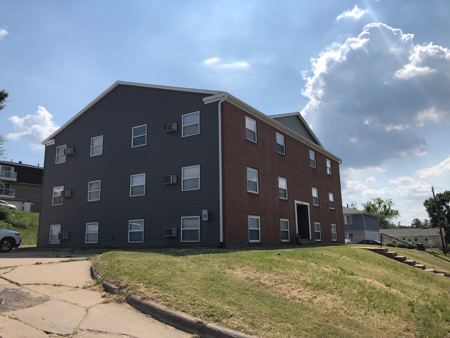 Cedar Rapids Apartment: 135 20th Ave SW