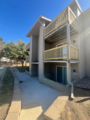 2 Bed Renovated Unit In Des Moines with No Steps! $450 Deposit Special – photo 1