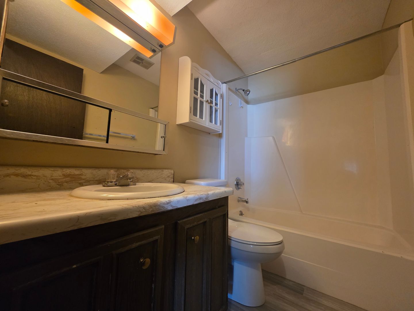 Cedar Rapids Apartment: 1630-1660 F Ave NW