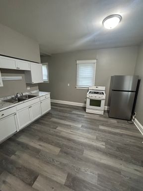 Spacious Income Based 6-Bedroom, 2-Bath Home Near Downtown Des Moines – photo 1