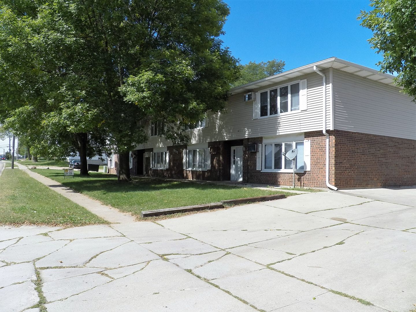 Cedar Rapids Apartment: 3212 Wilson Ave SW