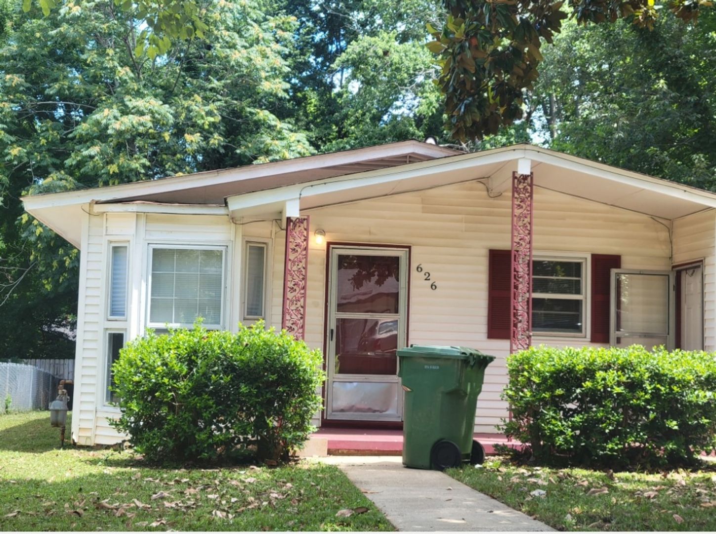 Huntsville House: 626 Kennan Road, NW