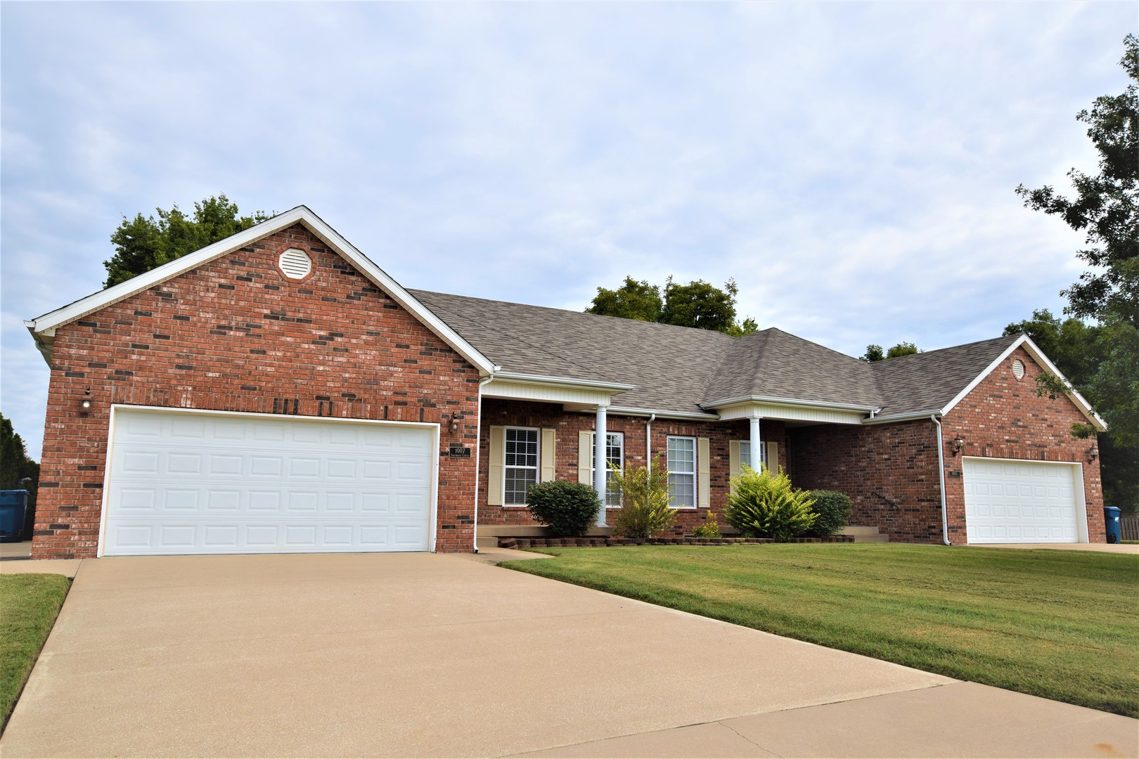 Carl Junction Apartment: 1008 Southgate Circle
