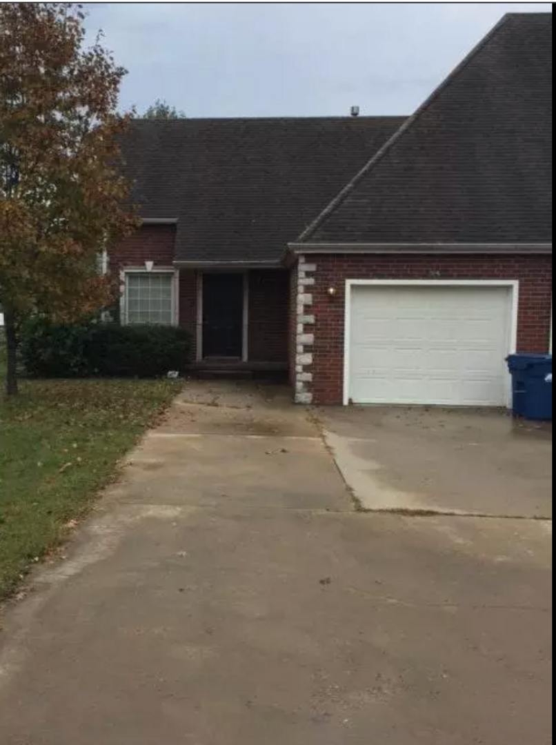 Carl Junction Apartment: 94/96 Hedge