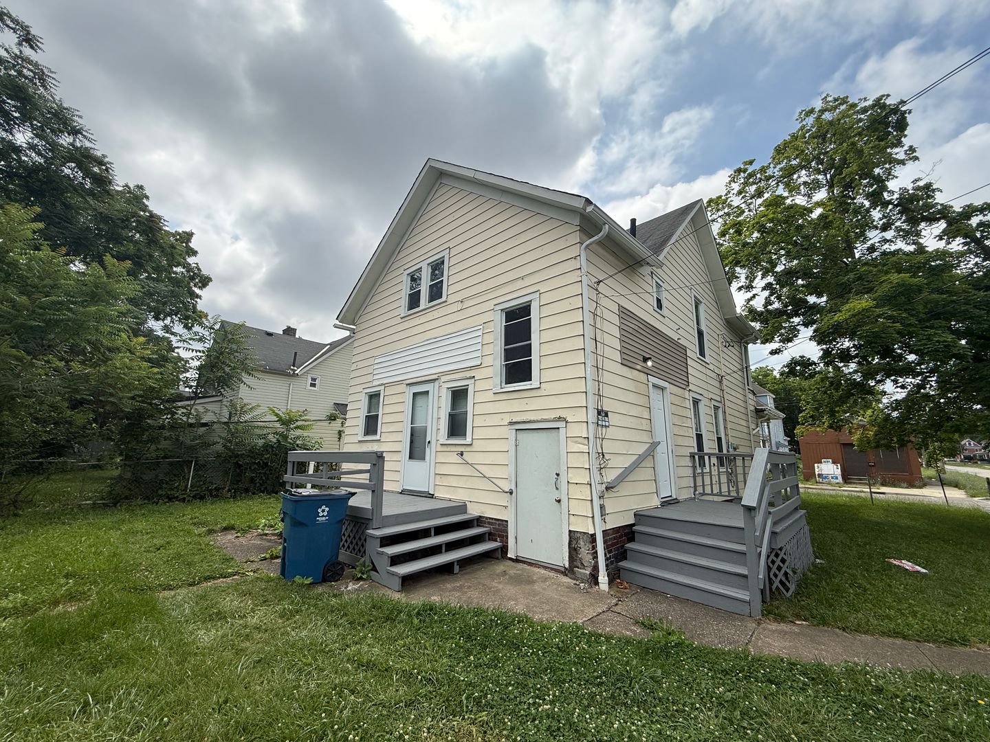 Lorain Apartment: 522 W 23rd St