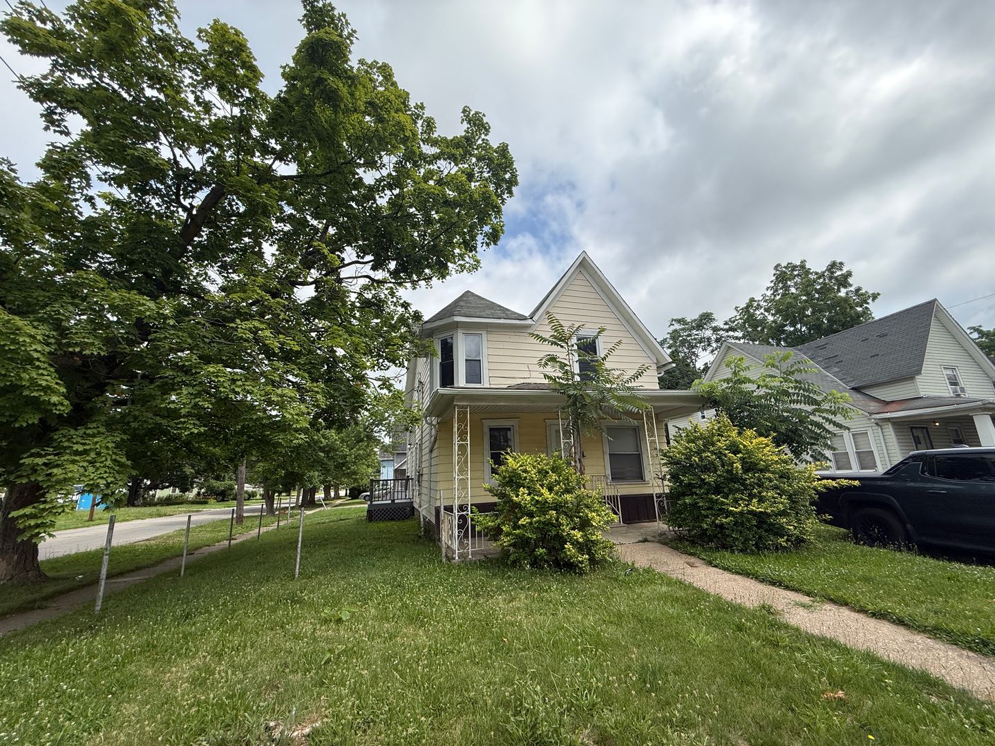Lorain Apartment: 522 W 23rd St