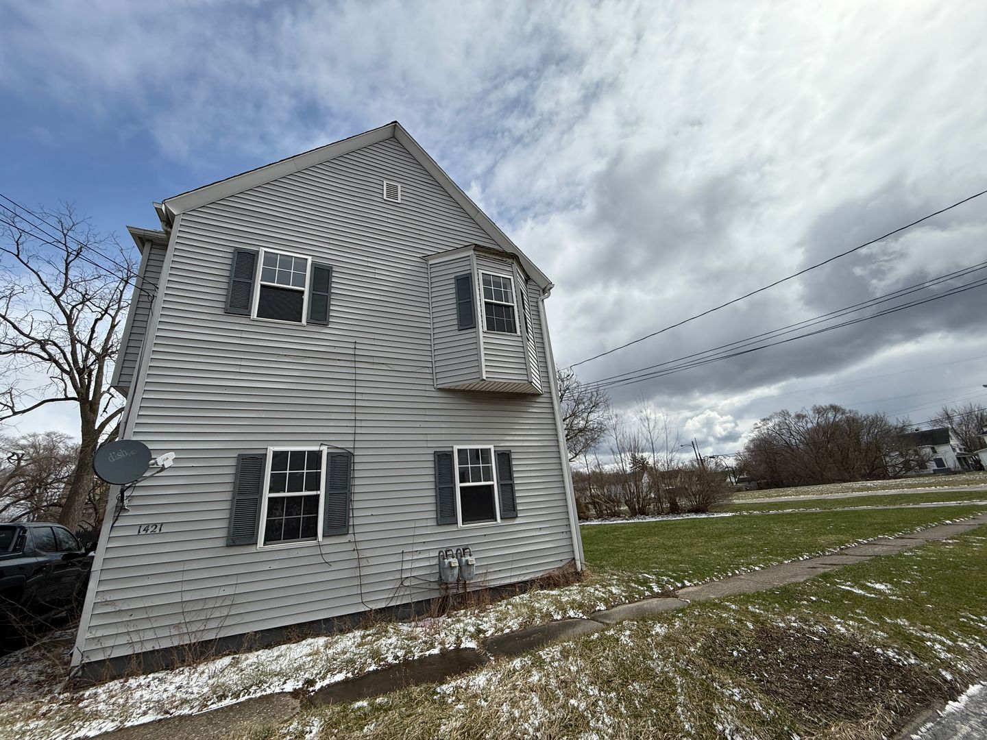 Lorain Apartment: 1421 Long Ave