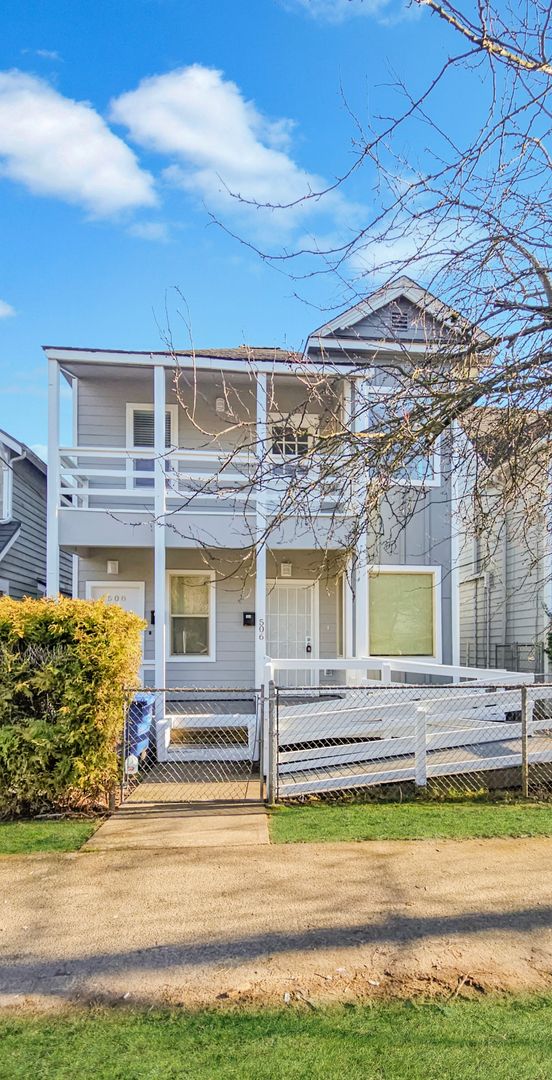 Seattle Multiplex: 506 20th Ave.