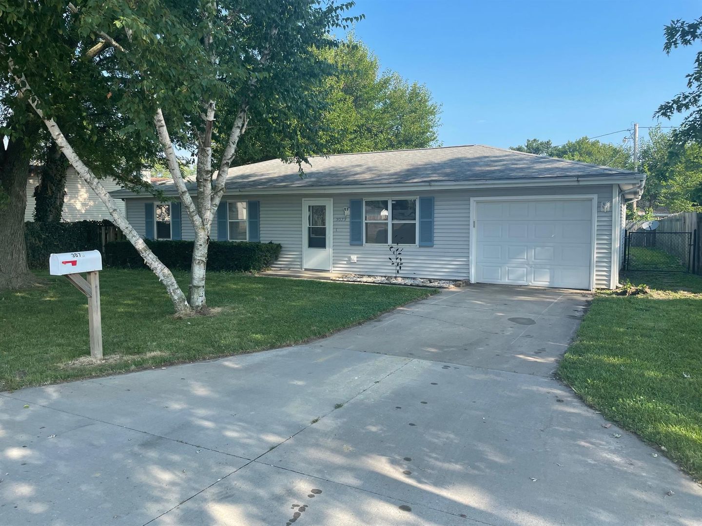 Springfield House: 3073 E Elm St