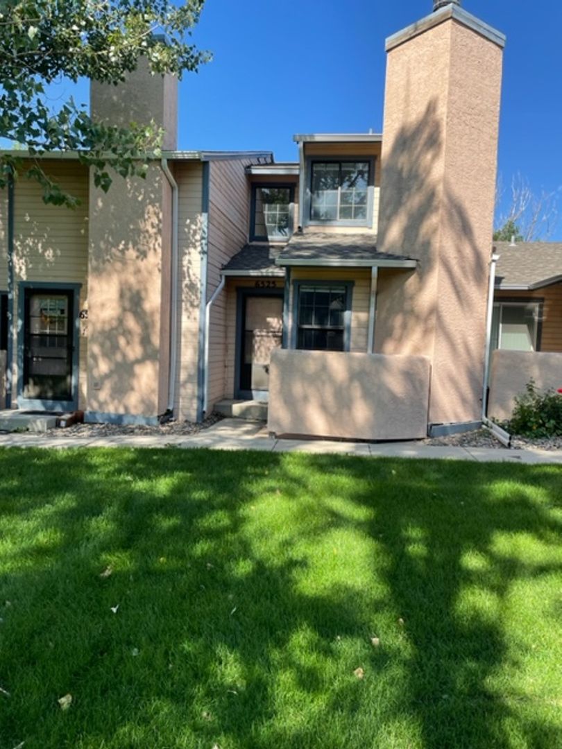 SUNDOWNER 2BD TOWNHOME w/ 1.5 CAR GARAGE