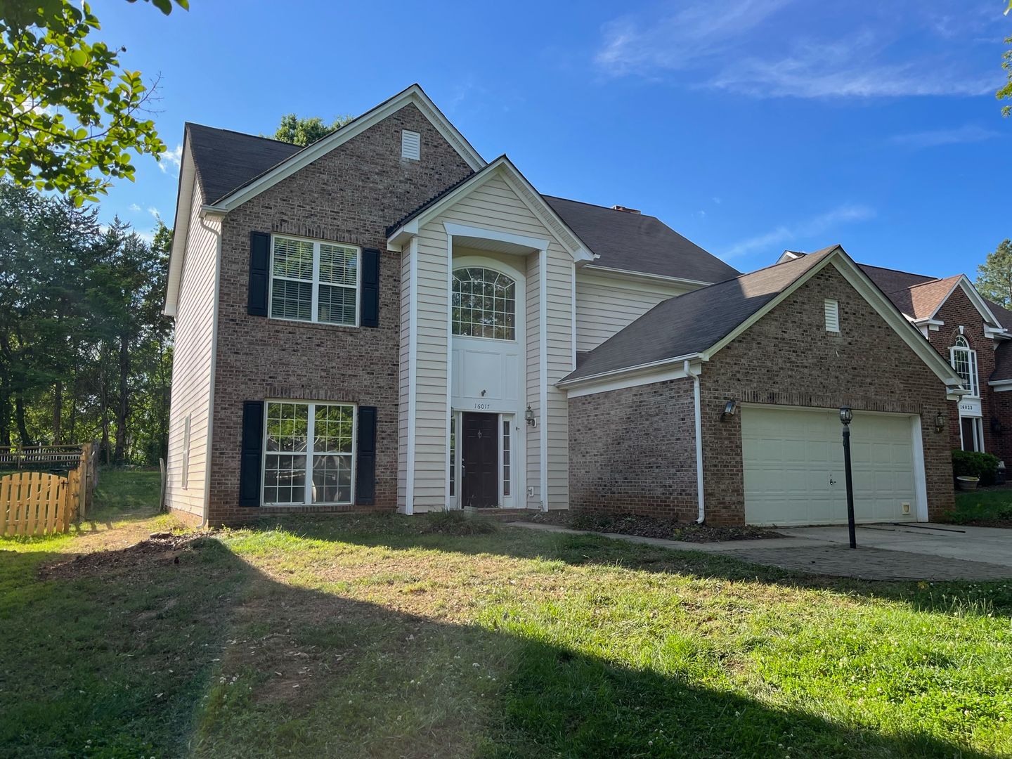 Huntersville House: 16017 Woodcote Dr
