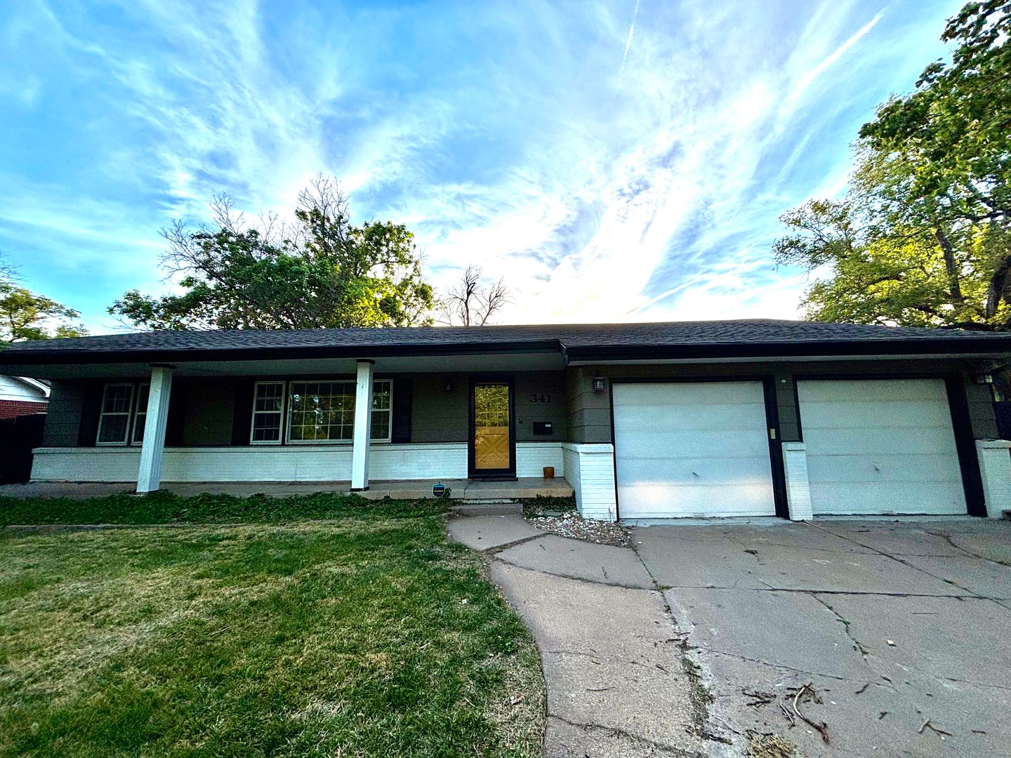 Wichita House: 341 Colonial Ct