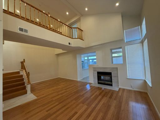 Stylish & Beautifully Renovated Two-Story Townhome Available Now!! – photo 1