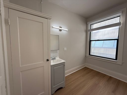 One Month Free!! Street-Facing Private Room near Financial District! – photo 1
