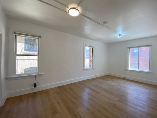New Renovated, Spacious Street-Facing Private Room in the heart of Chinatown – photo 1