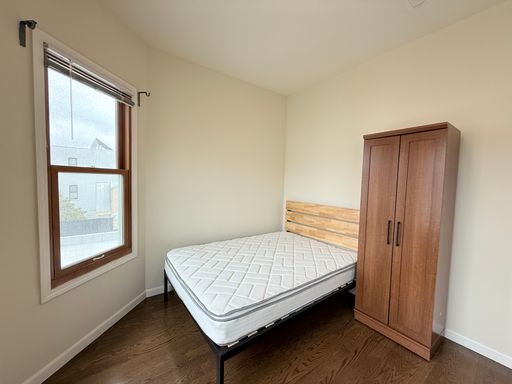 Street-Facing Private Room located near USF Campus! All Utilities included w/ Laundry in unit! – photo 1