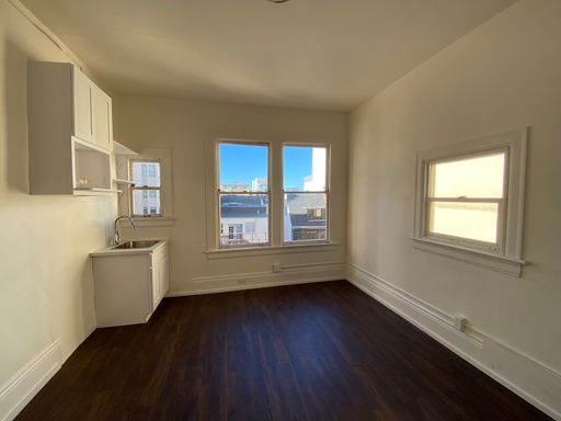 Top Floor, Private Room (SRO) Available! Laundry On-Site! – photo 1