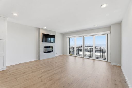 Enjoy this stunning single family home with city views!!! – photo 1
